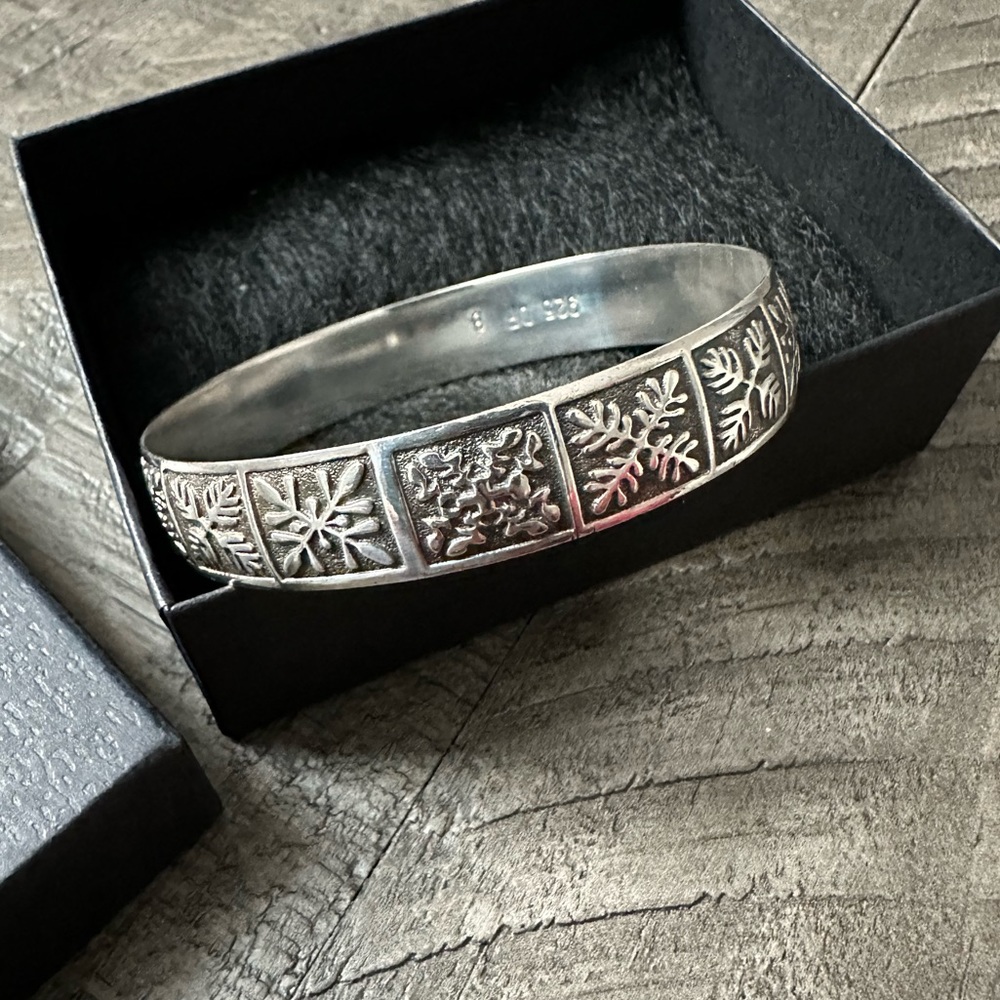 Vintage Hawaiian heirloom quilt bangle